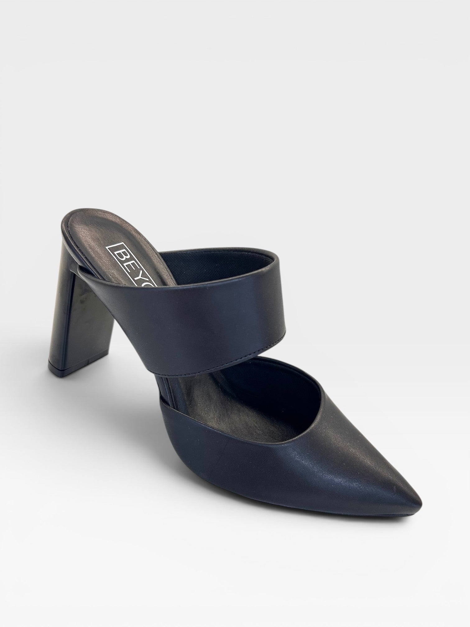 Tamanco Sevilha Beyou Shoes preto em napa com bico fino e salto bloco de 8,5 cm, design elegante e versátil.