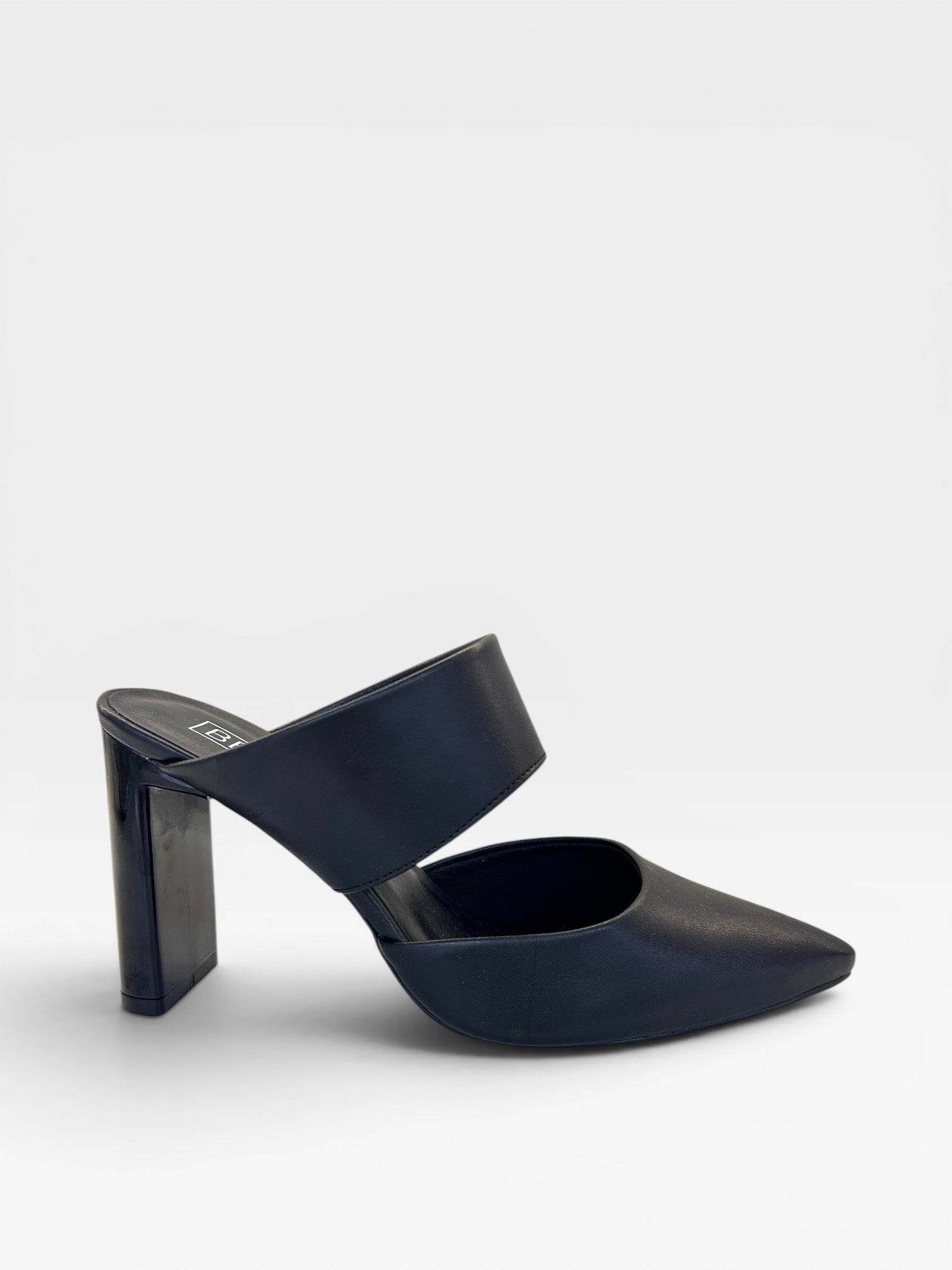 Tamanco Sevilha Beyou Shoes preto em napa com bico fino e salto bloco alto, design elegante e versátil.