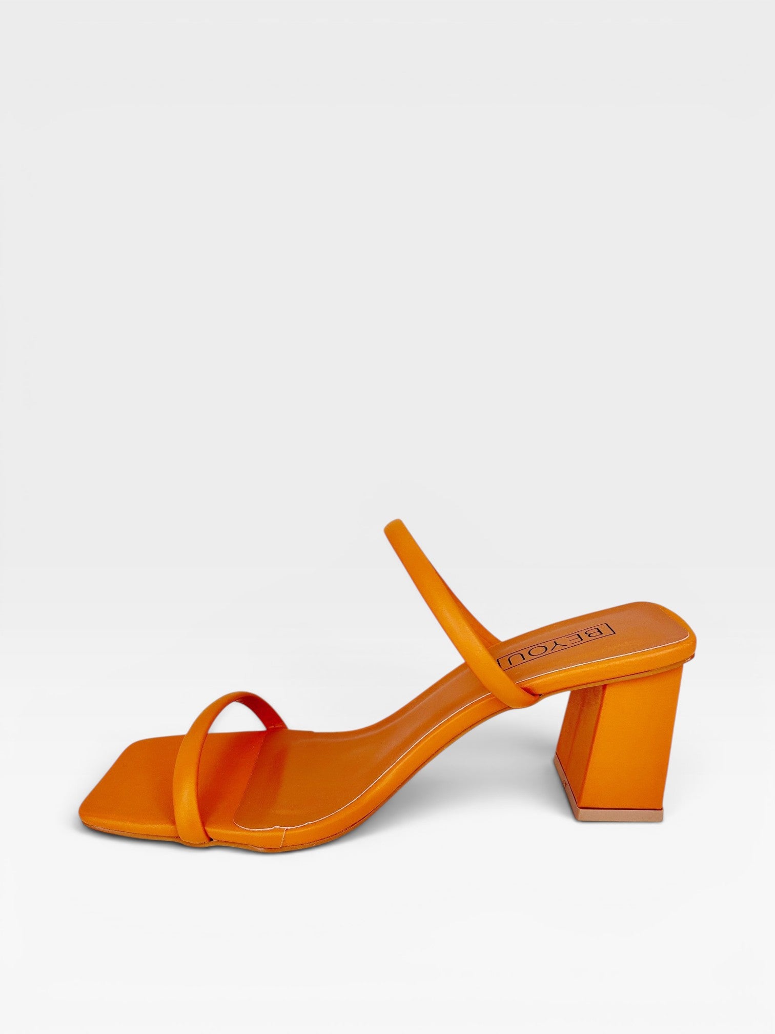 Tamanco Beyou Shoes Veneza caramelo em napa com bico quadrado e salto bloco de 6 cm, design elegante e minimalista.