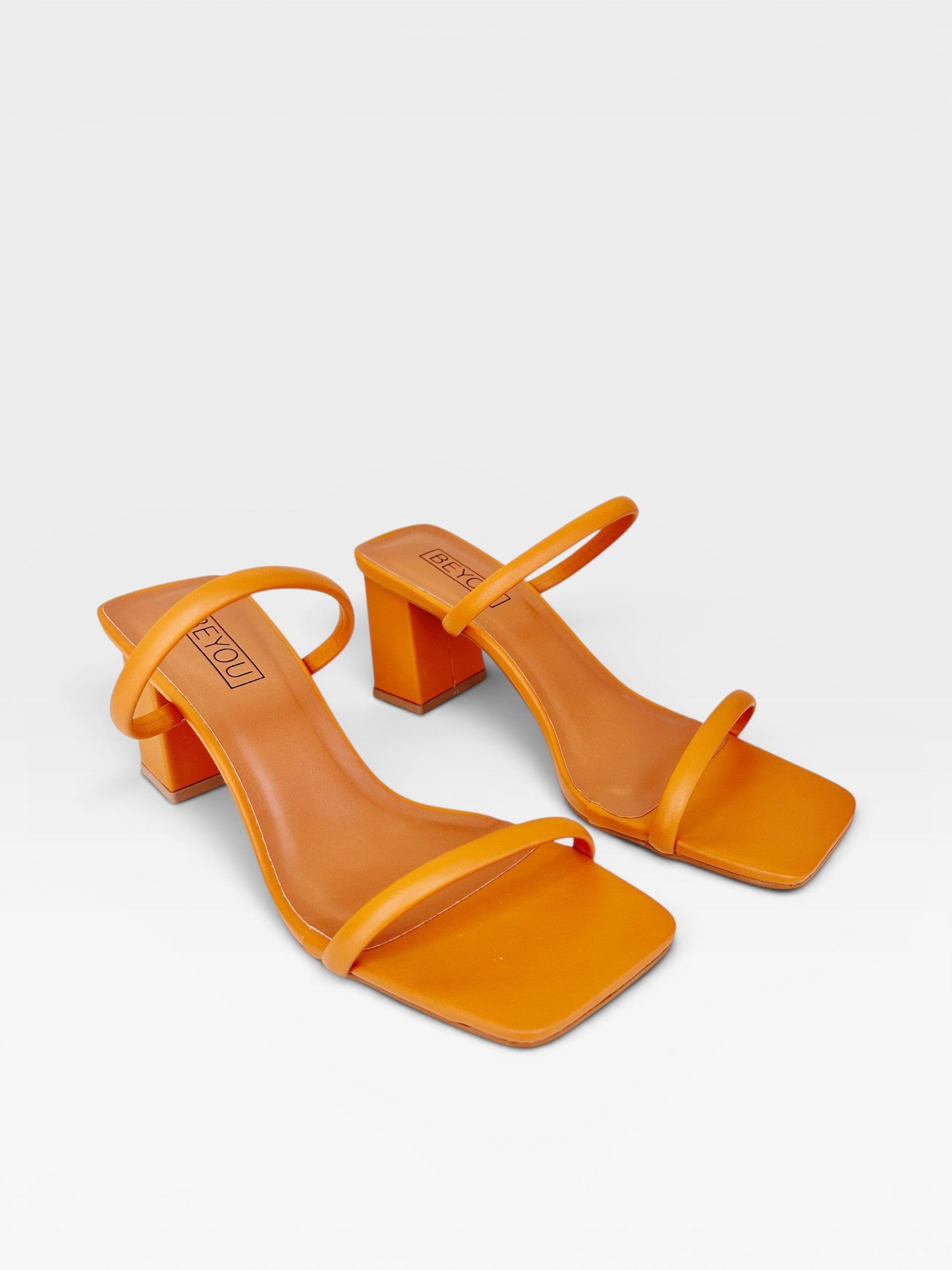 Tamanco Veneza Beyou Shoes caramelo em napa com salto bloco de 6 cm e bico quadrado elegante