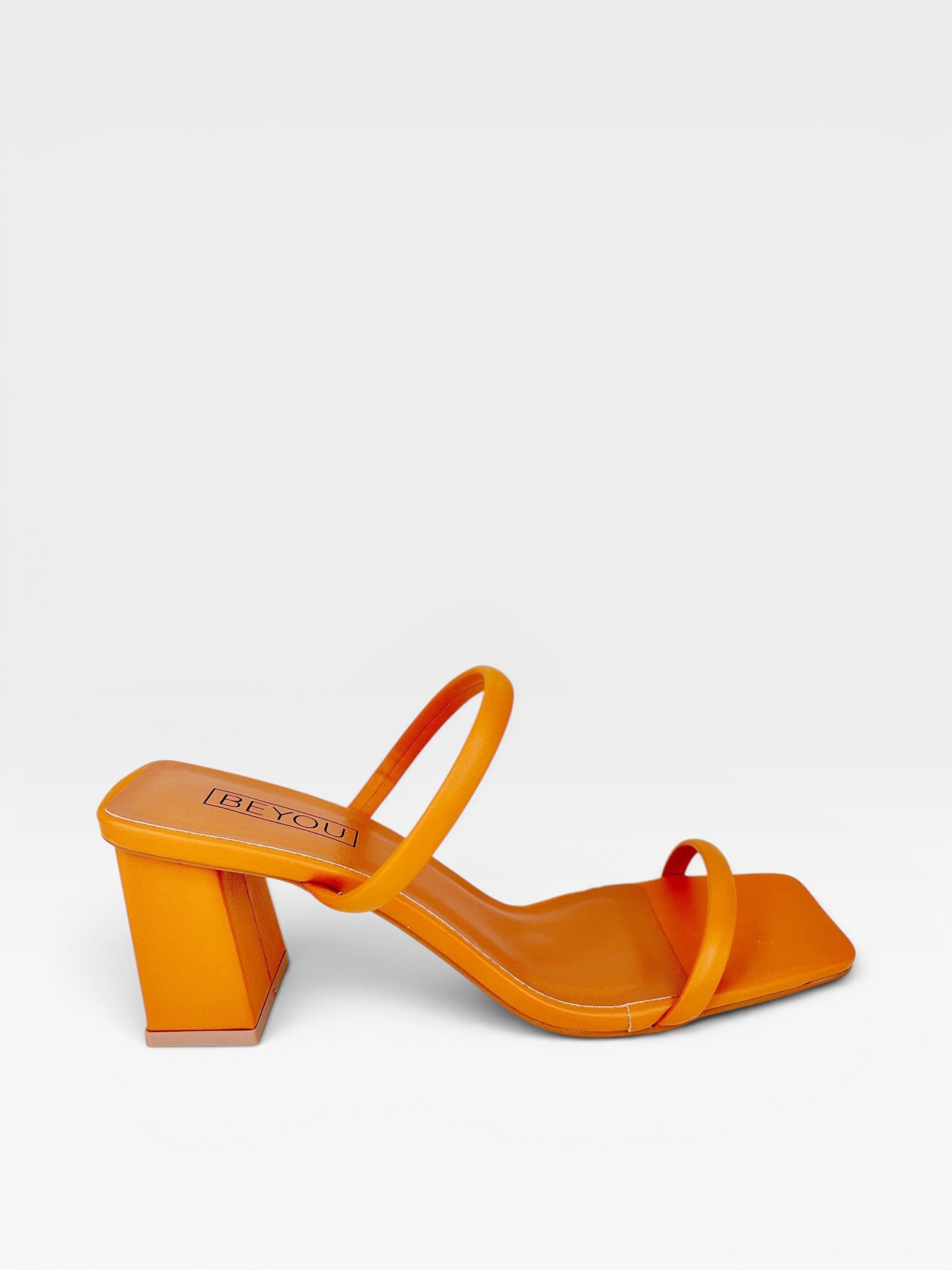 Tamanco Beyou Shoes Veneza caramelo em napa com salto bloco de 6 cm e tiras finas elegantes