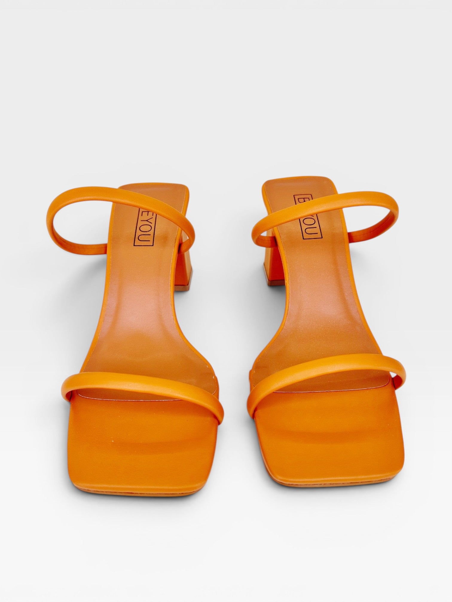 Tamanco Beyou Shoes Veneza caramelo em napa com tiras finas e salto bloco de 6 cm
