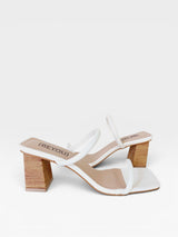 Tamanco Beyou Shoes Veneza off white em napa com tiras finas e salto bloco amadeirado de 6 cm