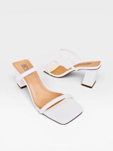 Tamanco Beyou Shoes Veneza off-white em napa com salto bloco de 6 cm e bico quadrado elegante