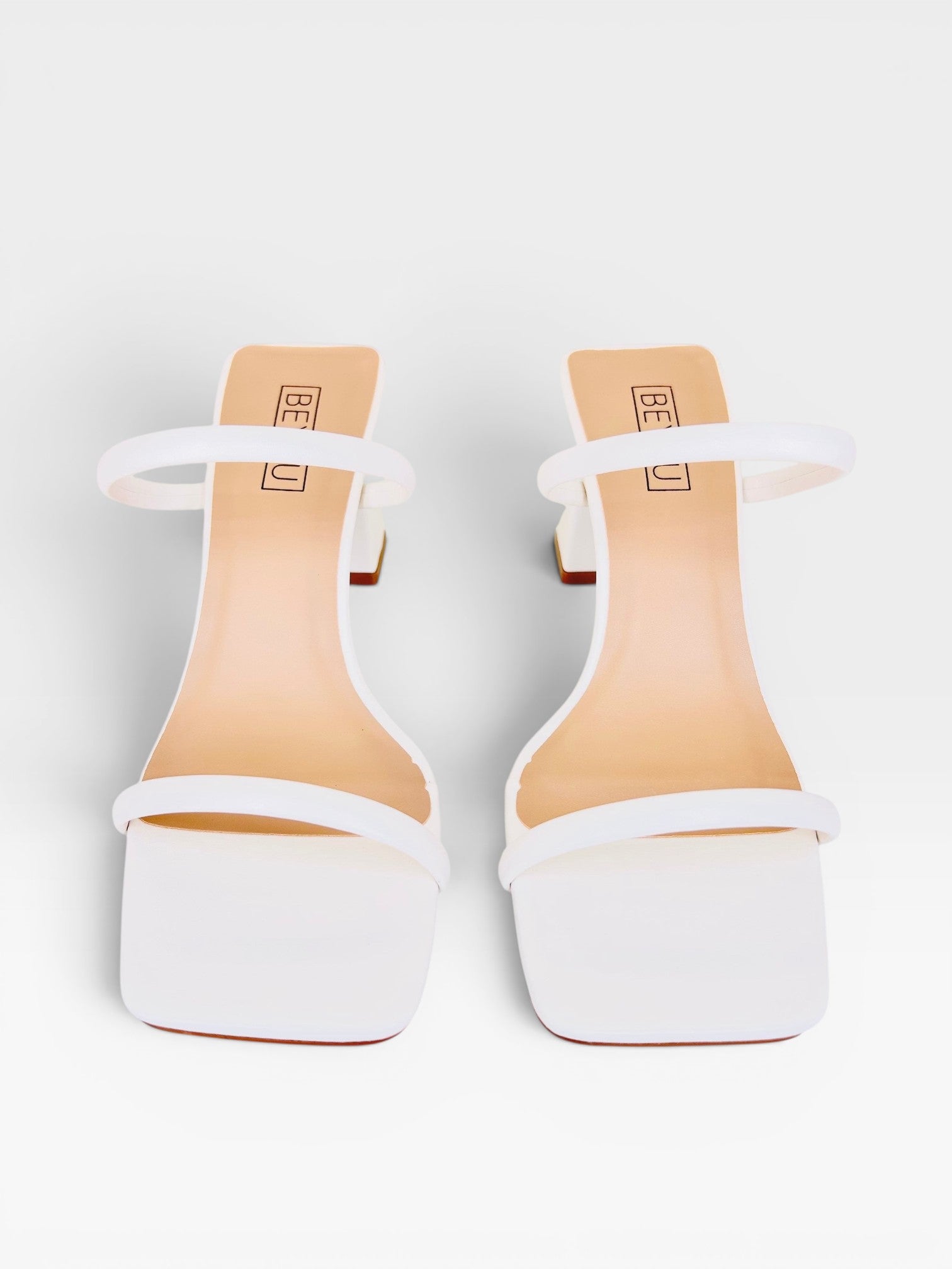 Tamanco Beyou Shoes Veneza off white em napa com tiras finas e salto bloco de 6 cm