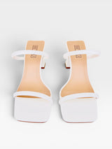 Tamanco Beyou Shoes Veneza off white em napa com tiras finas e salto bloco de 6 cm