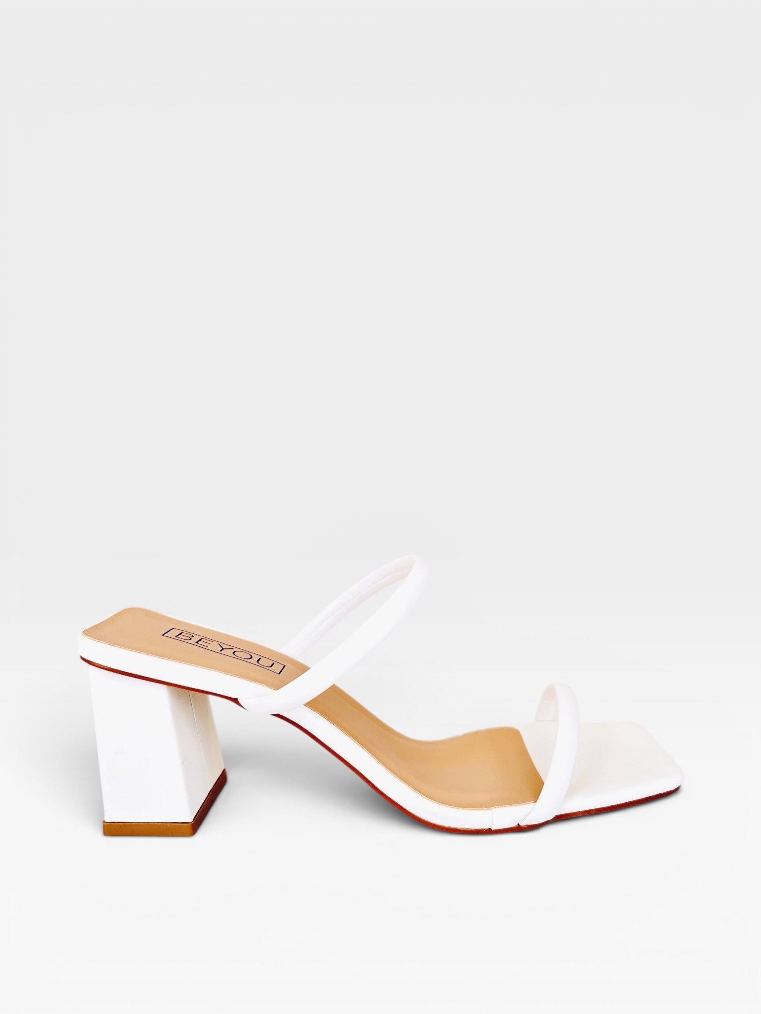 Tamanco Beyou Shoes Veneza off white em napa com salto bloco de 6 cm e bico quadrado elegante