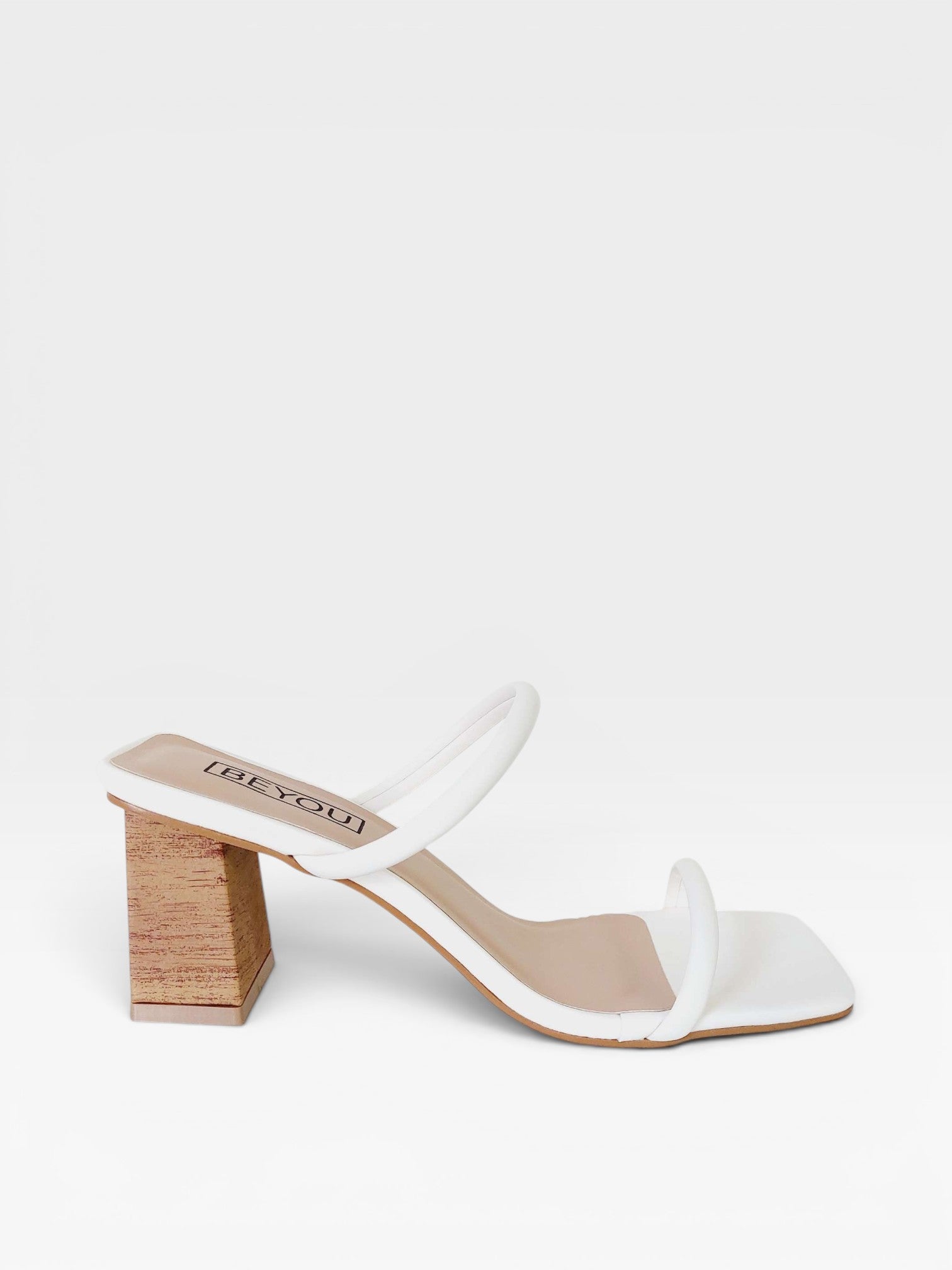 Tamanco Beyou Shoes Veneza off white em napa com tiras finas e salto bloco amadeirado de 6 cm
