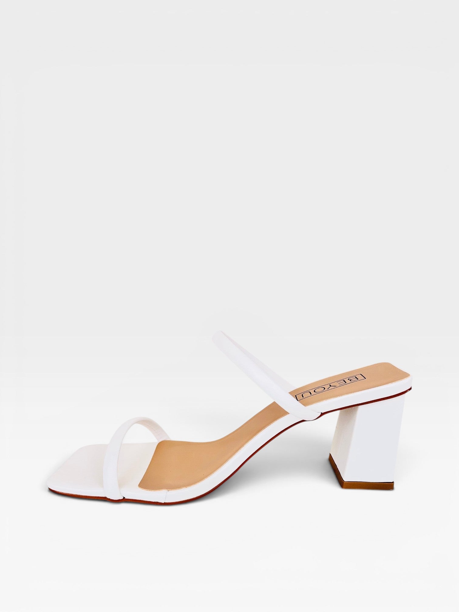 Tamanco Beyou Shoes Veneza off white em napa com salto bloco de 6 cm e bico quadrado elegante