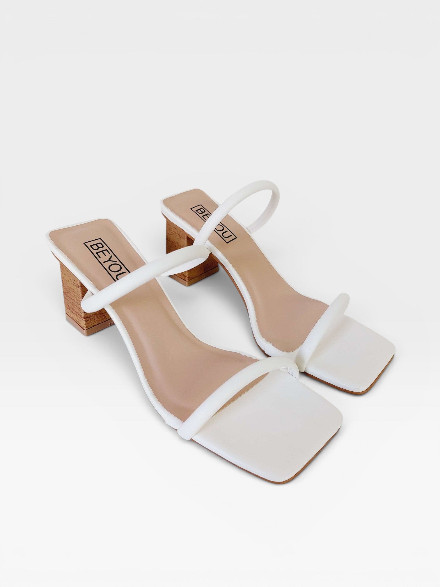 Tamanco Beyou Shoes Veneza off white em napa com tiras finas e salto bloco amadeirado de 6 cm