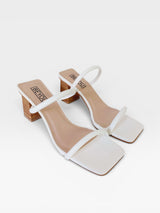 Tamanco Beyou Shoes Veneza off white em napa com tiras finas e salto bloco amadeirado de 6 cm