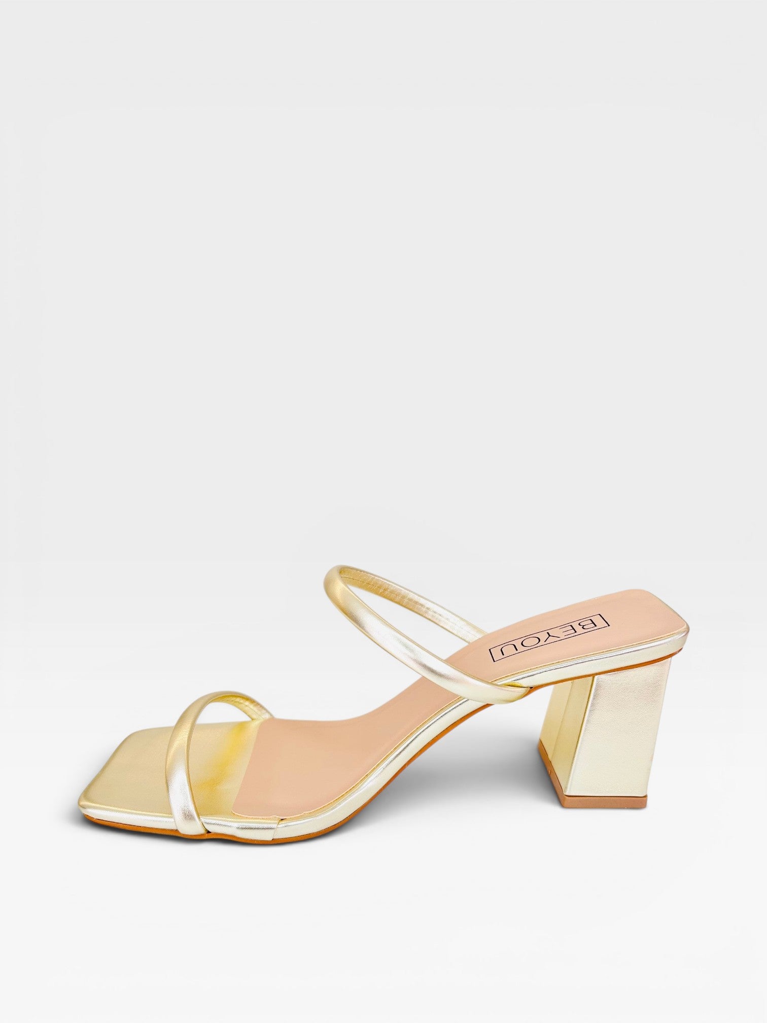Tamanco Beyou Shoes Veneza em napa ouro light com salto bloco de 6 cm e bico quadrado elegante