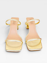 Tamanco Beyou Shoes Veneza em napa ouro light com tiras finas e salto bloco de 6 cm