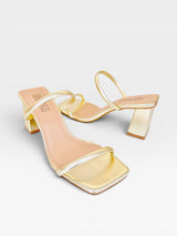 Tamanco Beyou Shoes Veneza em napa ouro light com salto bloco de 6 cm e design minimalista de tiras finas
