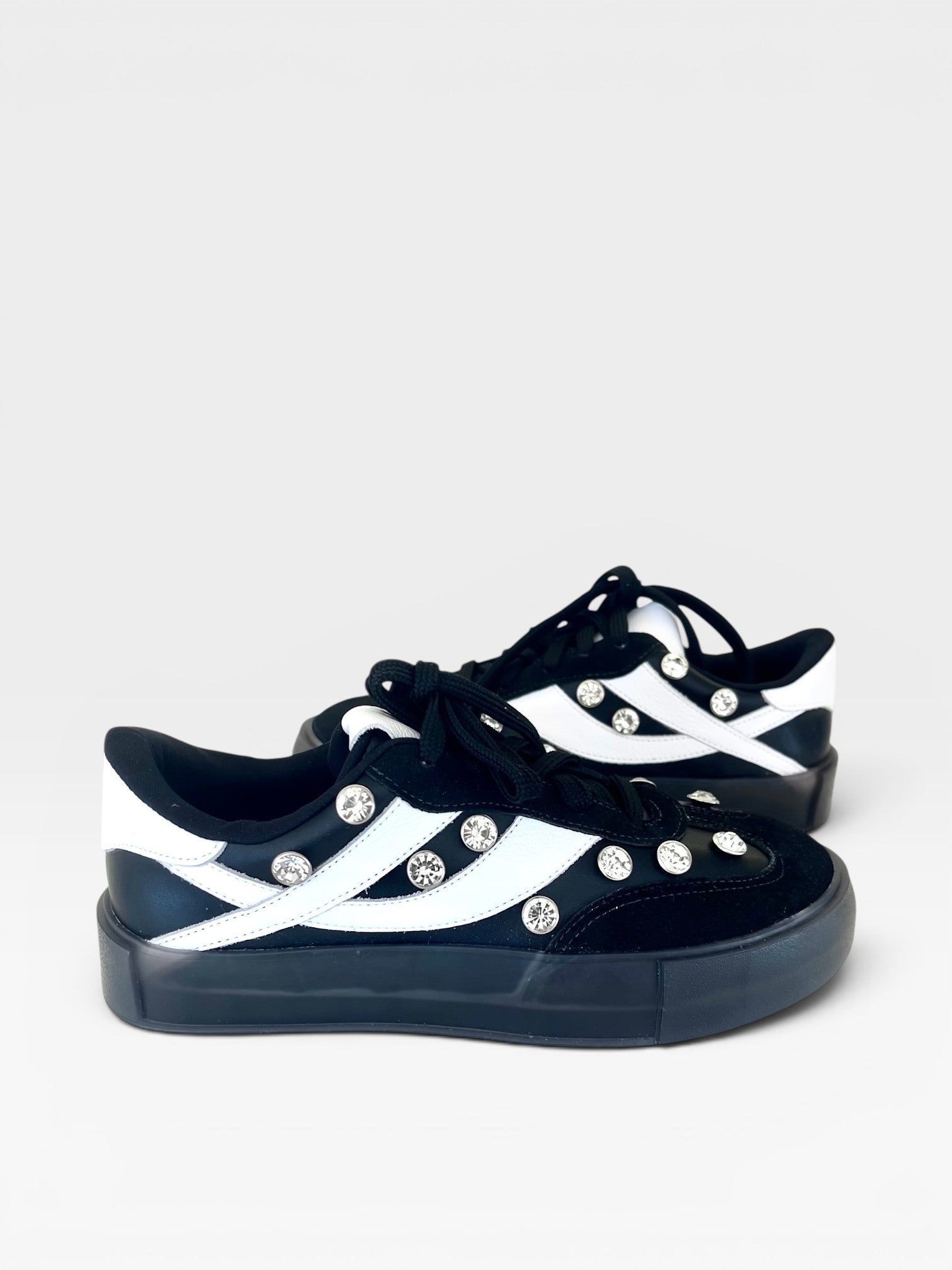 Tênis Beyou Shoes Atlanta preto em napa com detalhes em branco e aplicações de brilhos, design casual e moderno.