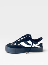 Tênis Beyou Shoes Atlanta preto em napa com detalhes de brilhos e faixas brancas laterais, design casual urbano.