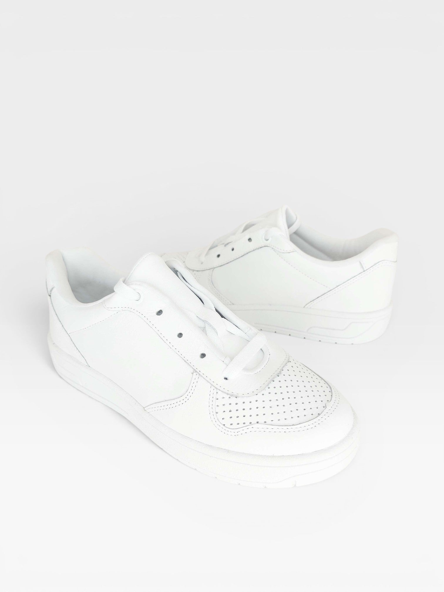 Tênis Beyou Shoes Auckland branco em couro com design casual, biqueira perfurada e solado plano