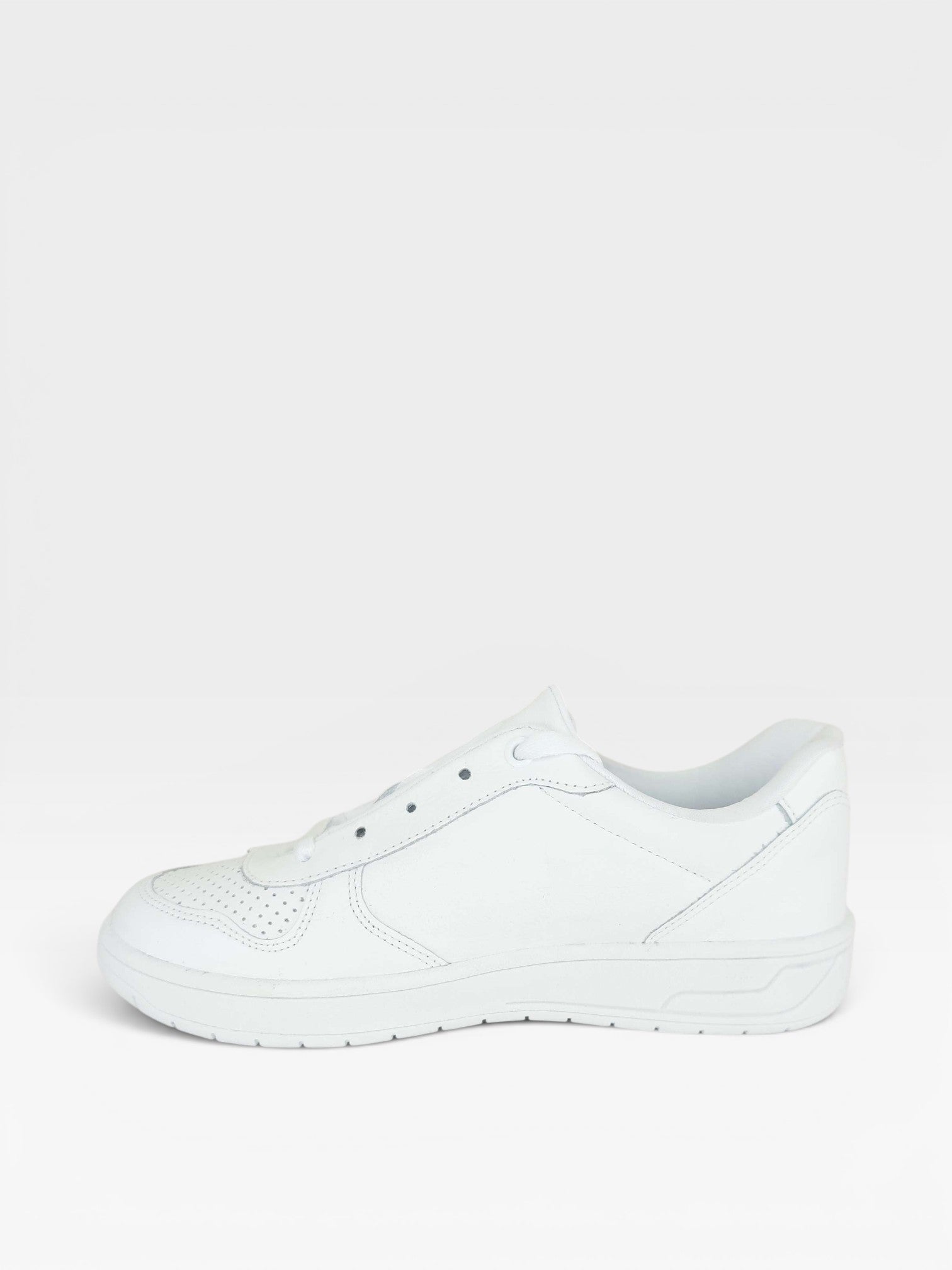 Tênis Beyou Shoes Auckland branco em couro com design casual e perfurações na biqueira, vista lateral.