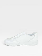 Tênis Beyou Shoes Auckland branco em couro com design casual e perfurações na biqueira, vista lateral.