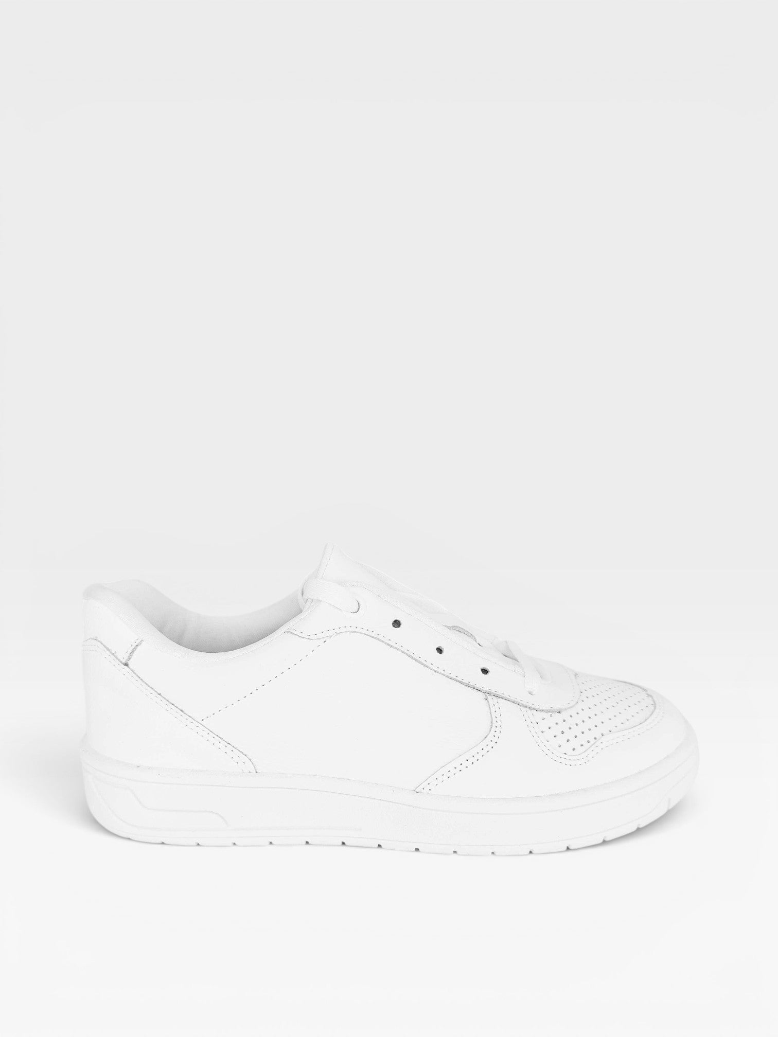 Tênis Beyou Shoes Auckland branco em couro com design casual, sola plana e detalhes perfurados na biqueira.
