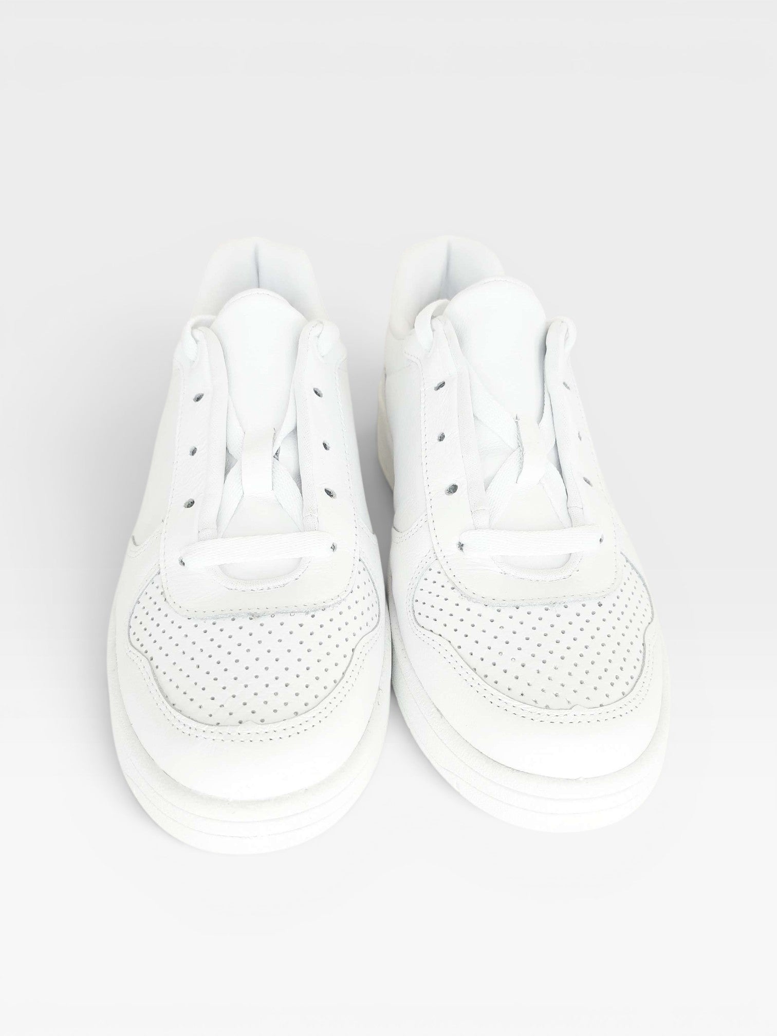 Tênis Beyou Shoes Auckland branco em couro com detalhes perfurados no cabedal e design casual urbano