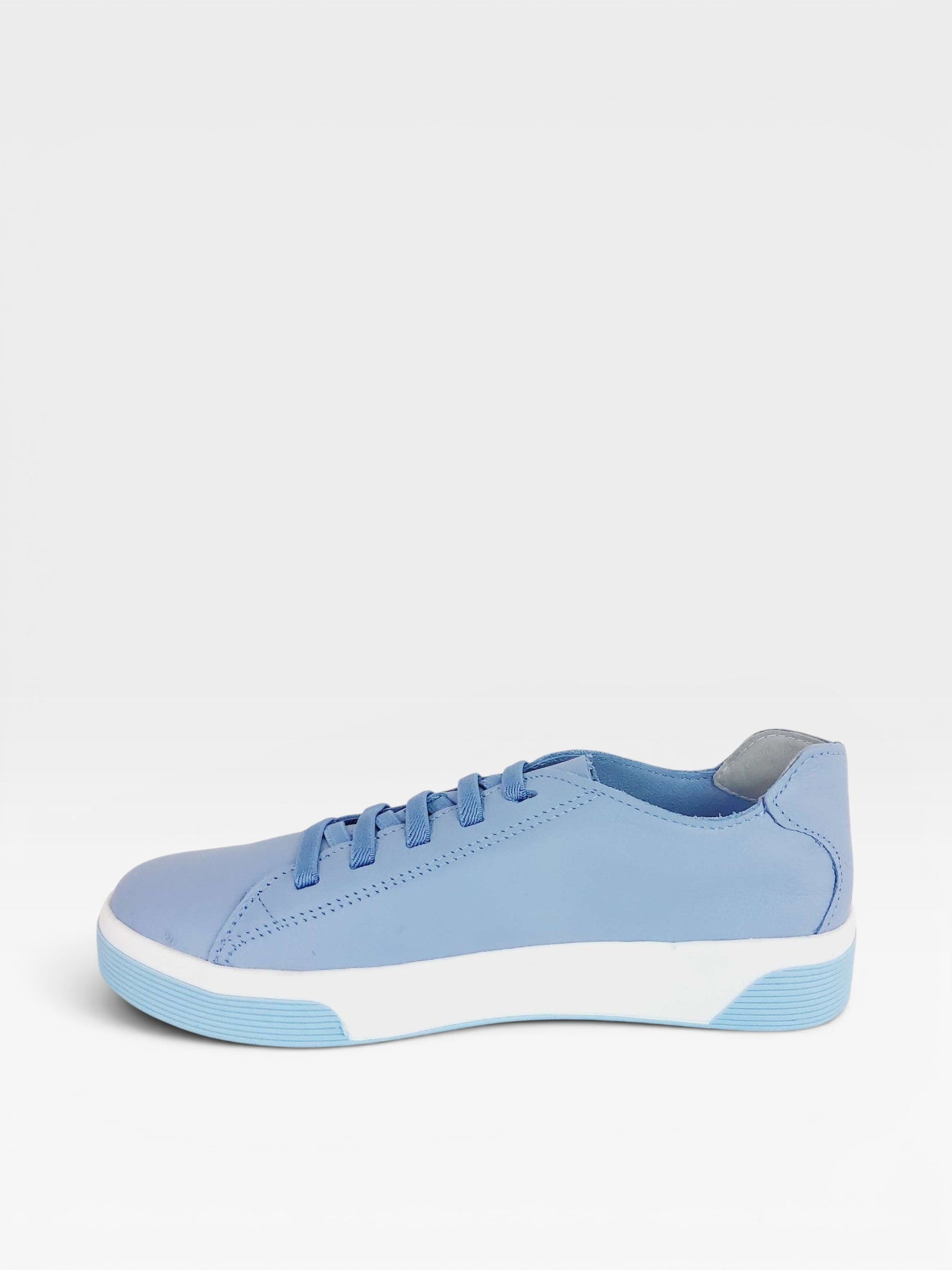 Tênis Beyou Shoes Berlin em couro azul com solado branco, design urbano e acabamento elegante.