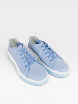 Tênis Beyou Shoes Berlin em couro azul com cadarços no mesmo tom e solado baixo branco, estilo urbano e casual.