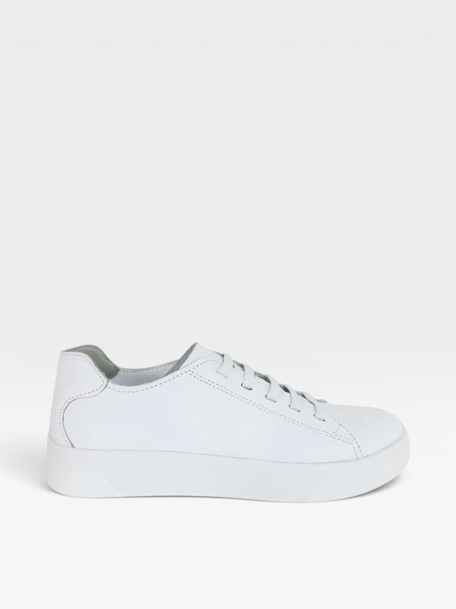 Tênis Beyou Shoes Berlin em couro branco com design urbano, acabamento elegante e solado flat sem salto.