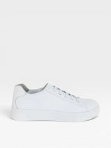 Tênis Beyou Shoes Berlin em couro branco com design urbano, acabamento elegante e solado flat sem salto.