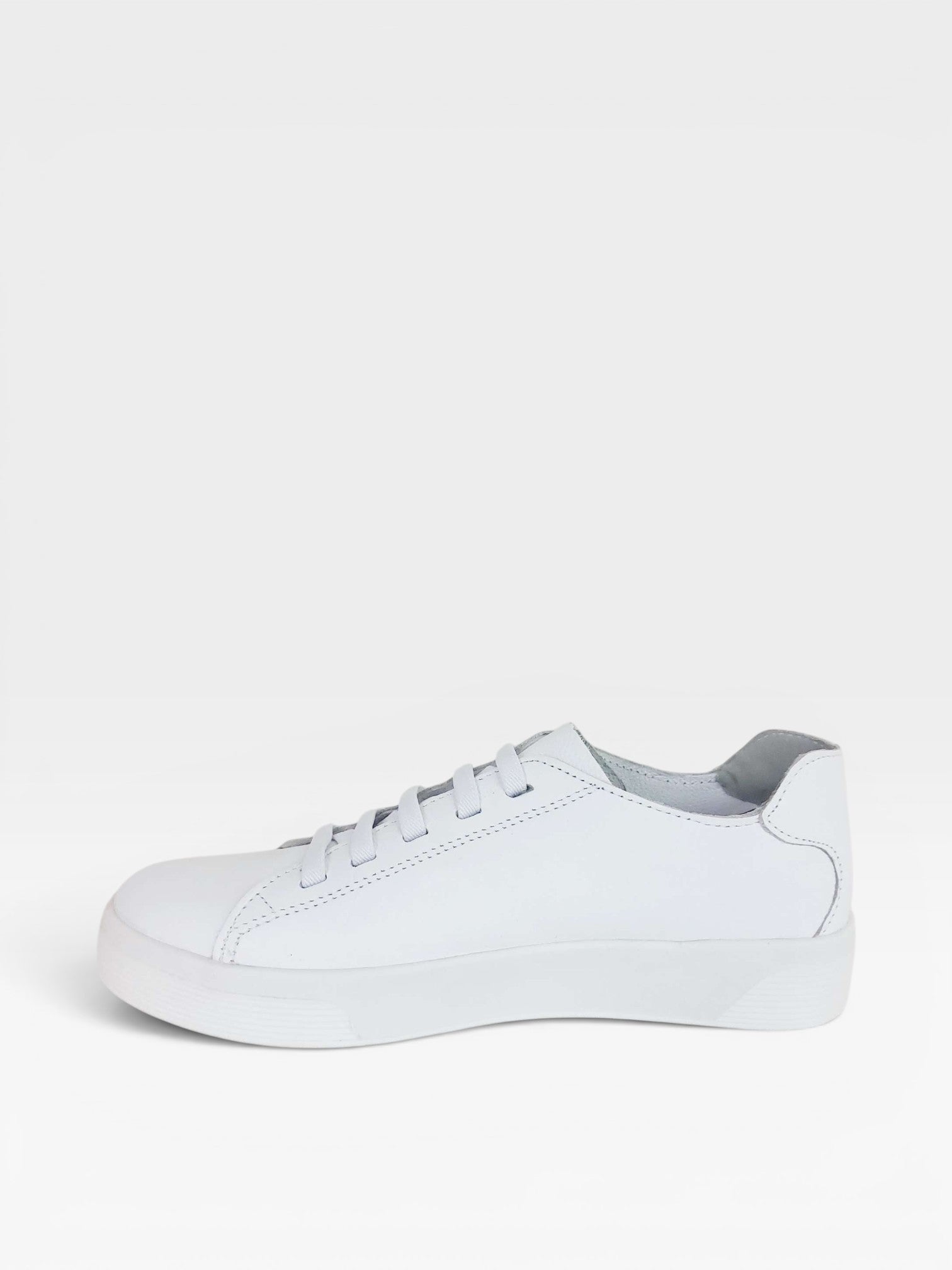 Tênis Beyou Shoes Berlin branco em couro com design minimalista, sola plana e acabamento refinado.