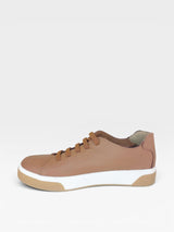 Tênis Berlin Beyou Shoes em couro caramelo com cadarços na mesma cor e solado flatform branco