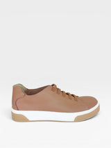 Tênis Beyou Shoes Berlin em couro caramelo com solado reto branco, design urbano e cadarços no mesmo tom