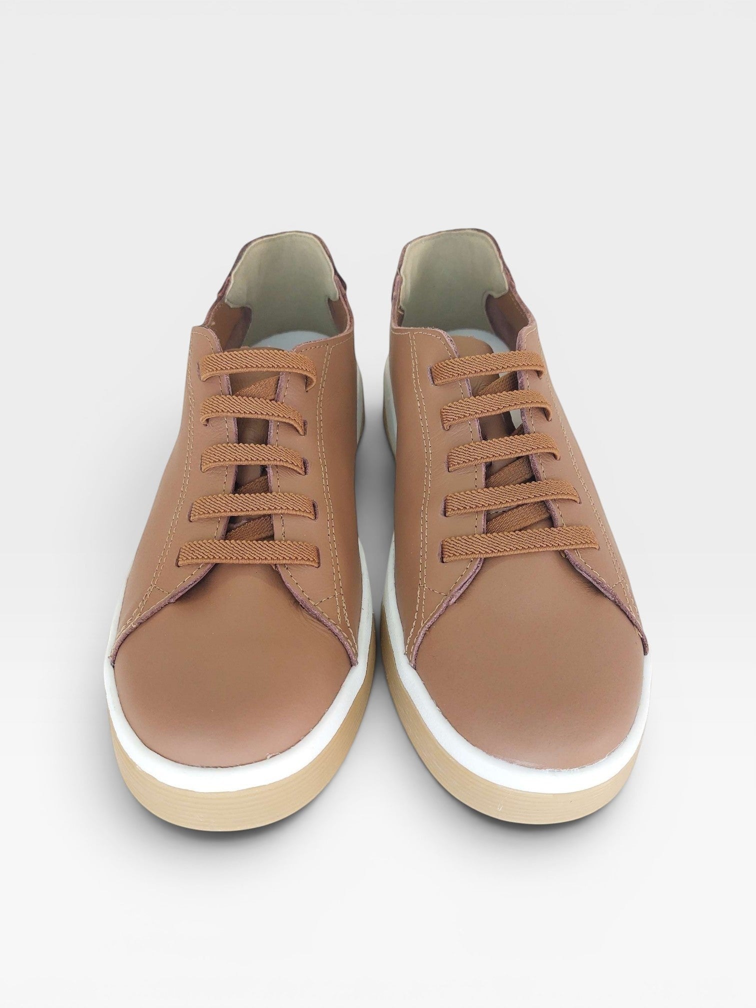 Tênis Berlin Beyou Shoes em couro caramelo com cadarços no mesmo tom e solado baixo branco, estilo urbano e casual.