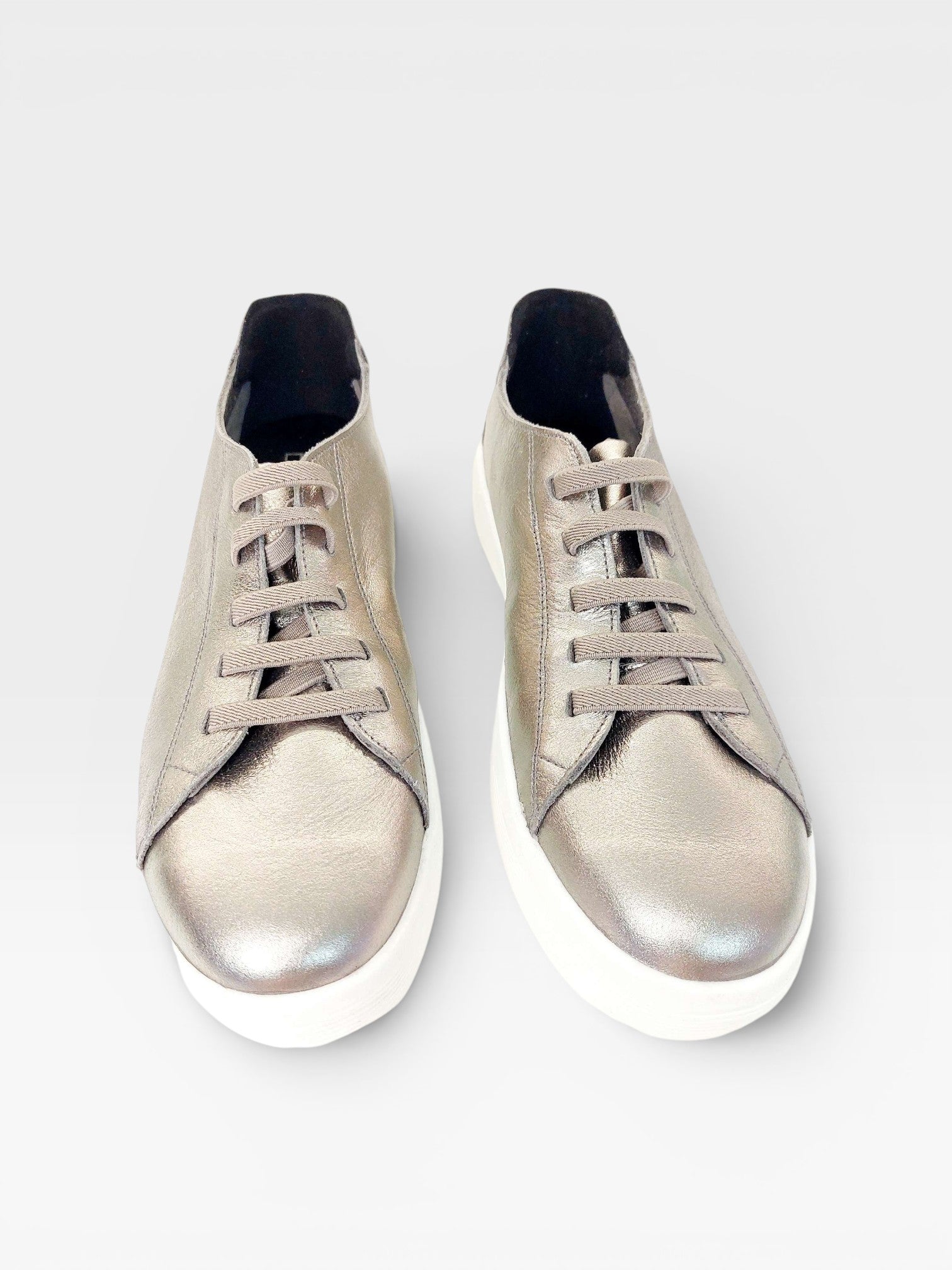 Tênis Berlin Beyou Shoes em couro na cor ônix com cadarços e solado branco, design urbano e sofisticado.