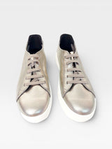 Tênis Berlin Beyou Shoes em couro na cor ônix com cadarços e solado branco, design urbano e sofisticado.