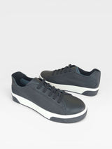 Tênis Berlin Beyou Shoes em couro preto com solado branco, design urbano e acabamento refinado.