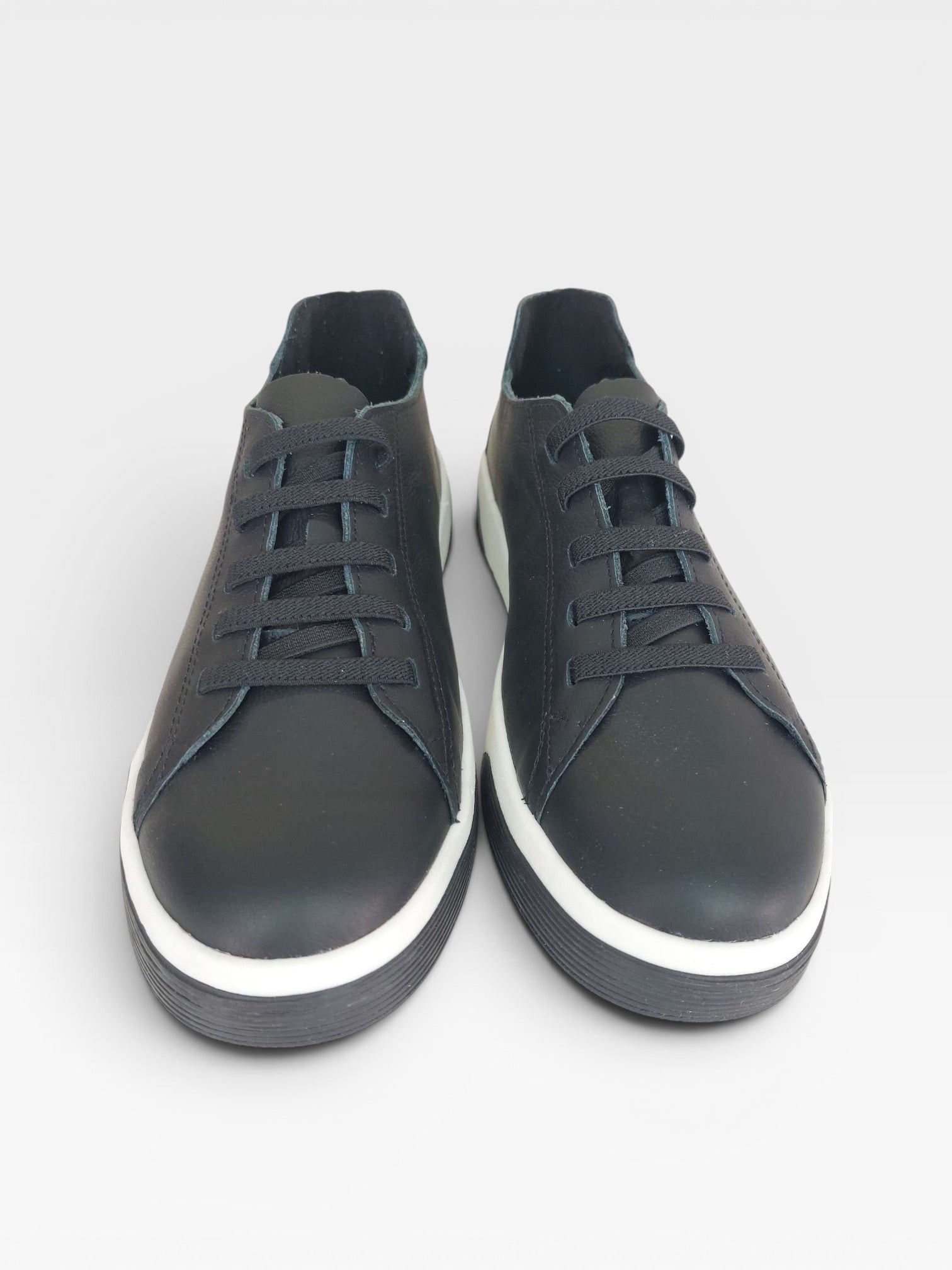 Tênis Berlin Beyou Shoes em couro preto com solado branco, design urbano e minimalista para uso diário.