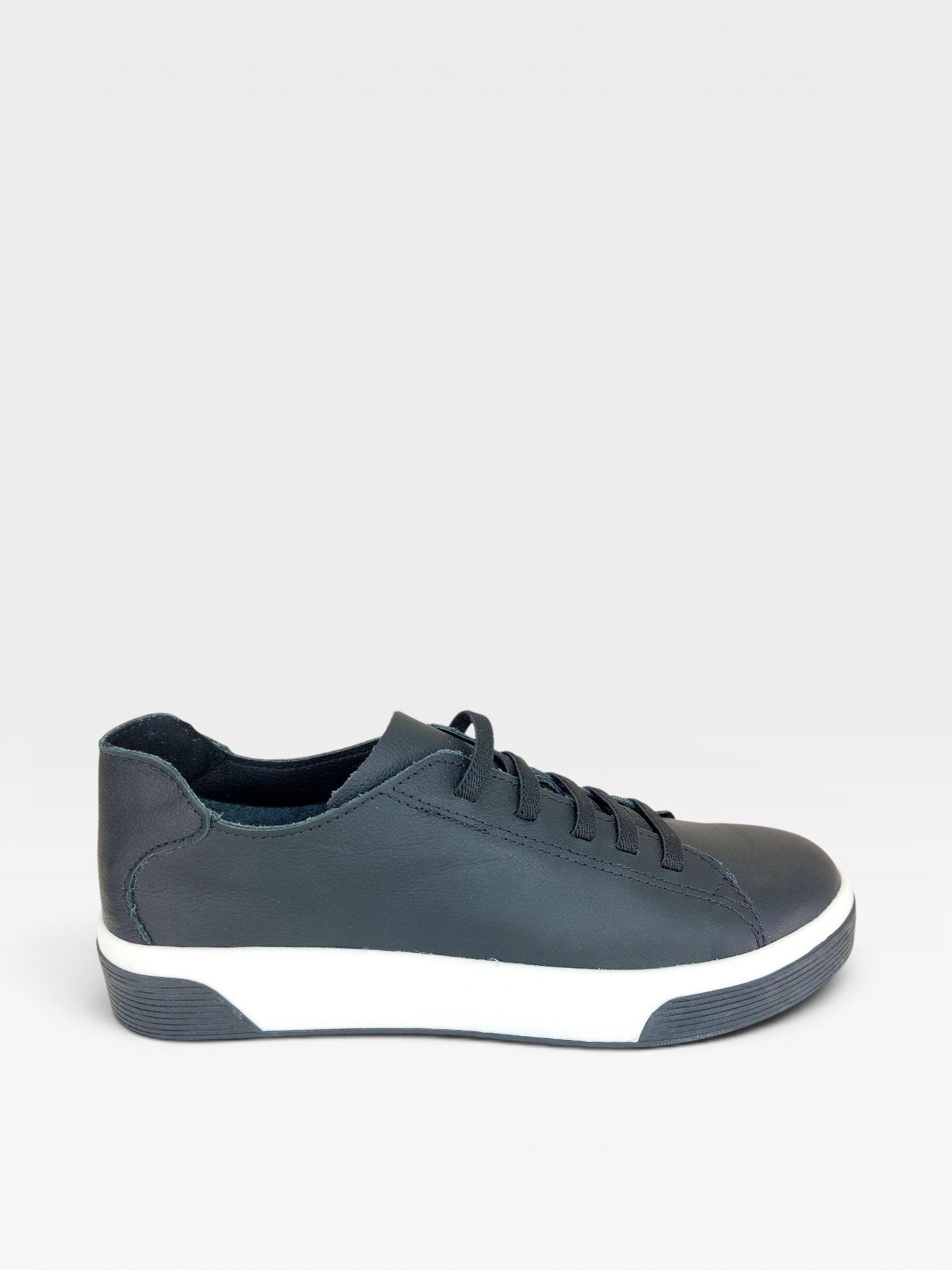 Tênis Beyou Shoes Berlin em couro preto com solado plataforma branco, design urbano e acabamento refinado.