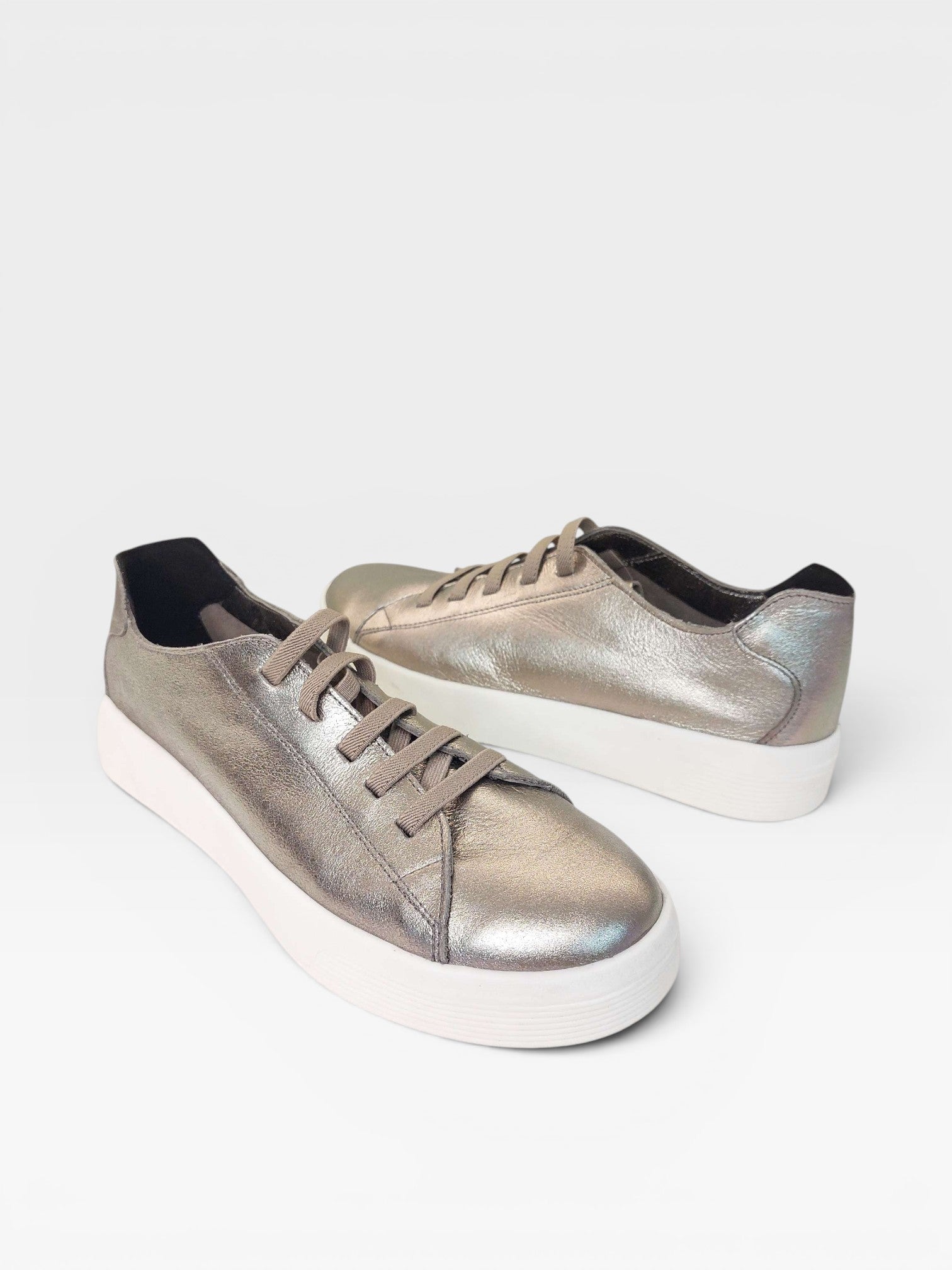 Tênis Beyou Shoes Berlin em couro na cor ônix com solado plataforma branco e cadarços tonais