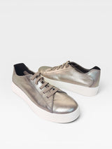 Tênis Beyou Shoes Berlin em couro na cor ônix com solado plataforma branco e cadarços tonais