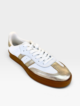 Tênis Beyou Shoes Brazil em couro branco com detalhes em ouro light e solado de borracha, design casual e moderno.