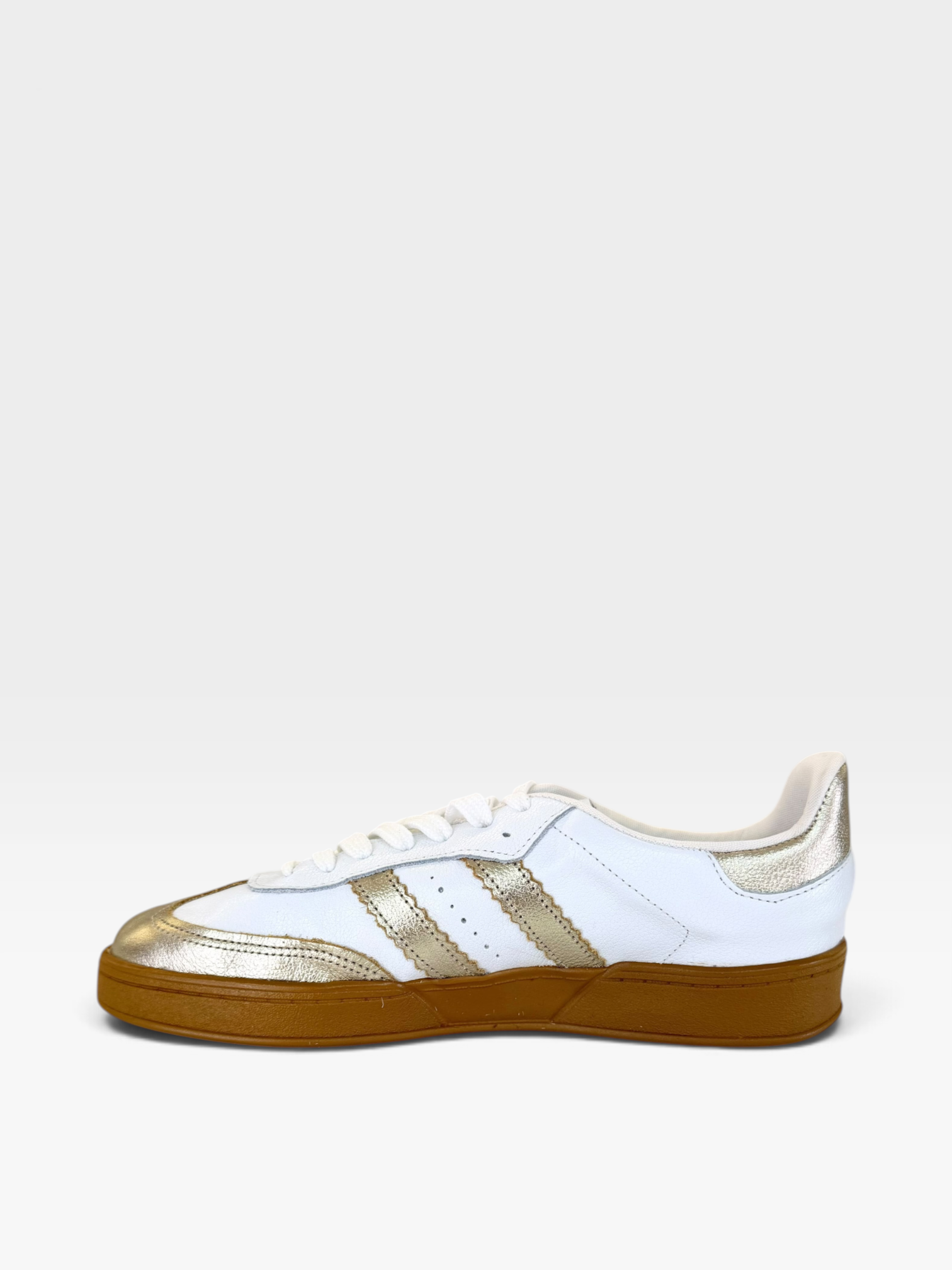 Tênis Beyou Shoes Brazil em couro branco com detalhes em ouro light e solado de borracha marrom, vista lateral.