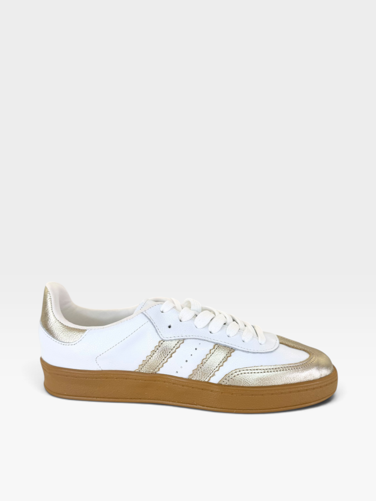 Tênis Beyou Shoes Brazil em couro branco com detalhes em ouro light e solado de borracha caramelo