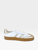 Tênis Beyou Shoes Brazil em couro branco com detalhes em ouro light e solado de borracha caramelo
