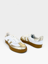 Tênis Beyou Shoes Brazil em couro branco com detalhes em ouro light e solado caramelo, design casual e moderno.