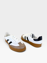 Tênis Beyou Shoes Brazil em couro branco e preto com detalhes em bege e solado de borracha caramelo
