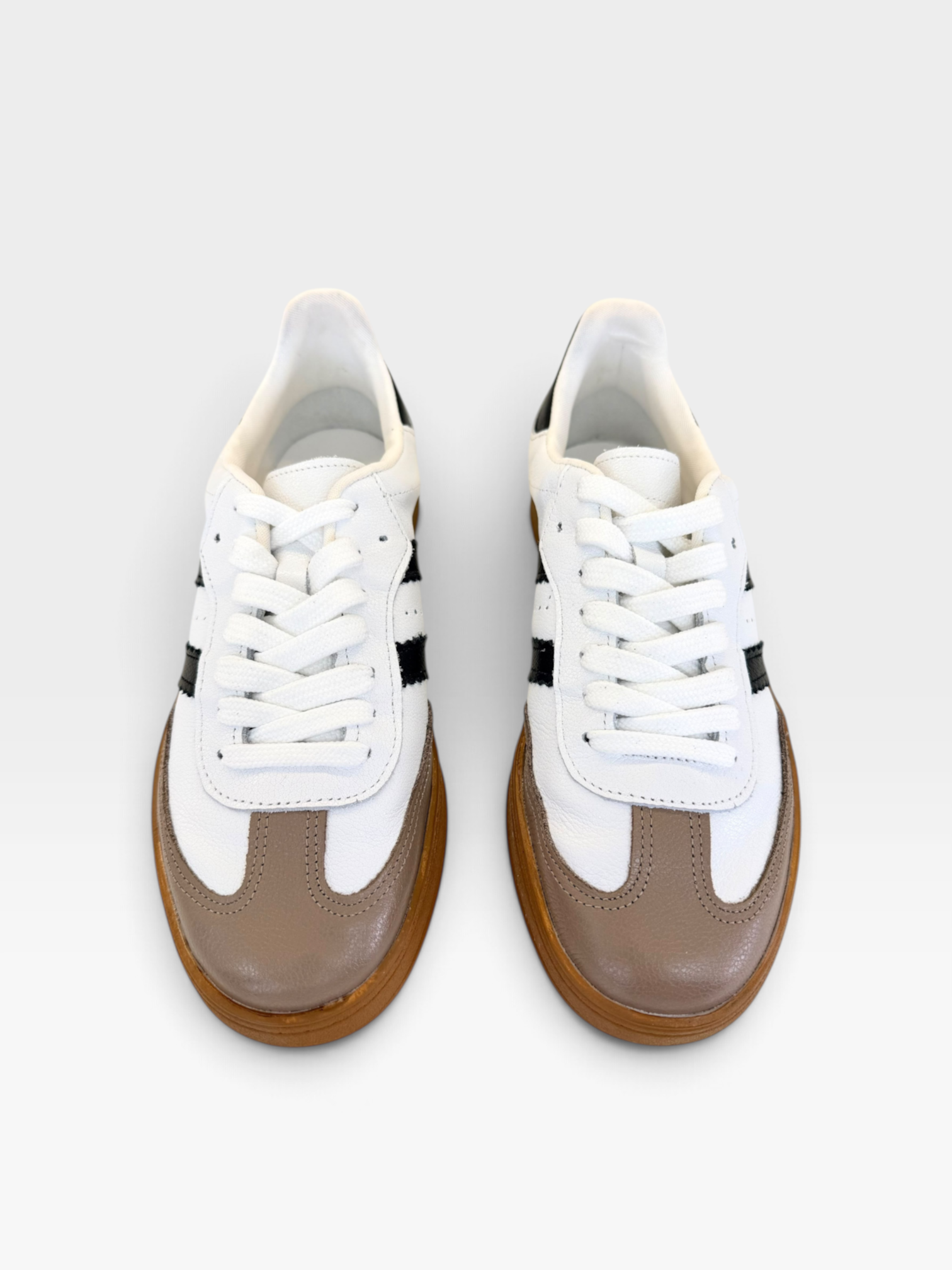 Tênis Beyou Shoes Brazil em couro branco e preto com detalhes em marrom e solado de borracha estilo casual