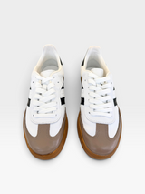 Tênis Beyou Shoes Brazil em couro branco e preto com detalhes em marrom e solado de borracha estilo casual