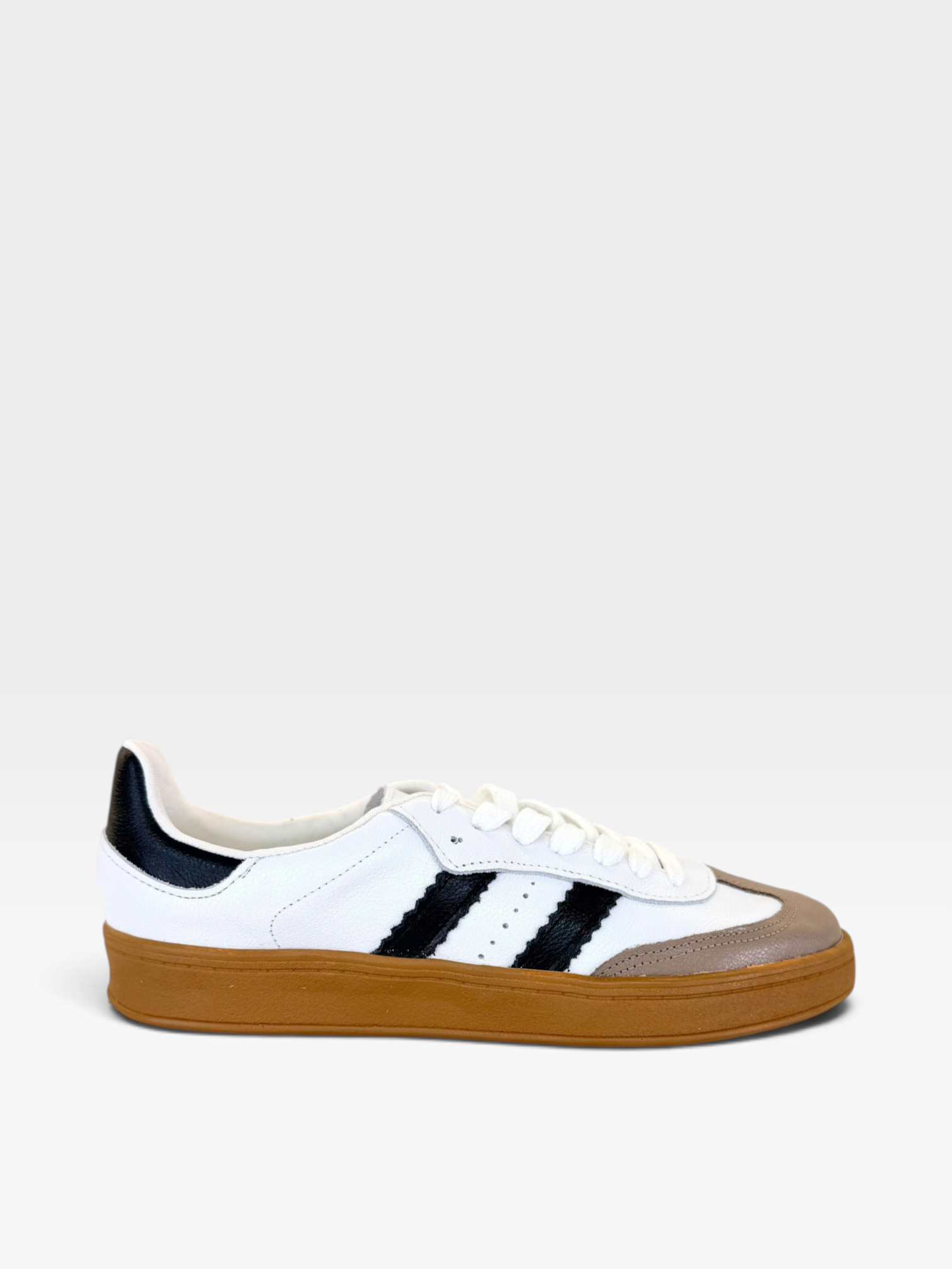 Tênis Brazil Beyou Shoes em couro branco com listras pretas e solado de borracha caramelo, estilo casual moderno.