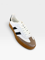 Tênis Beyou Shoes Brazil em couro branco com detalhes pretos e solado de borracha caramelo